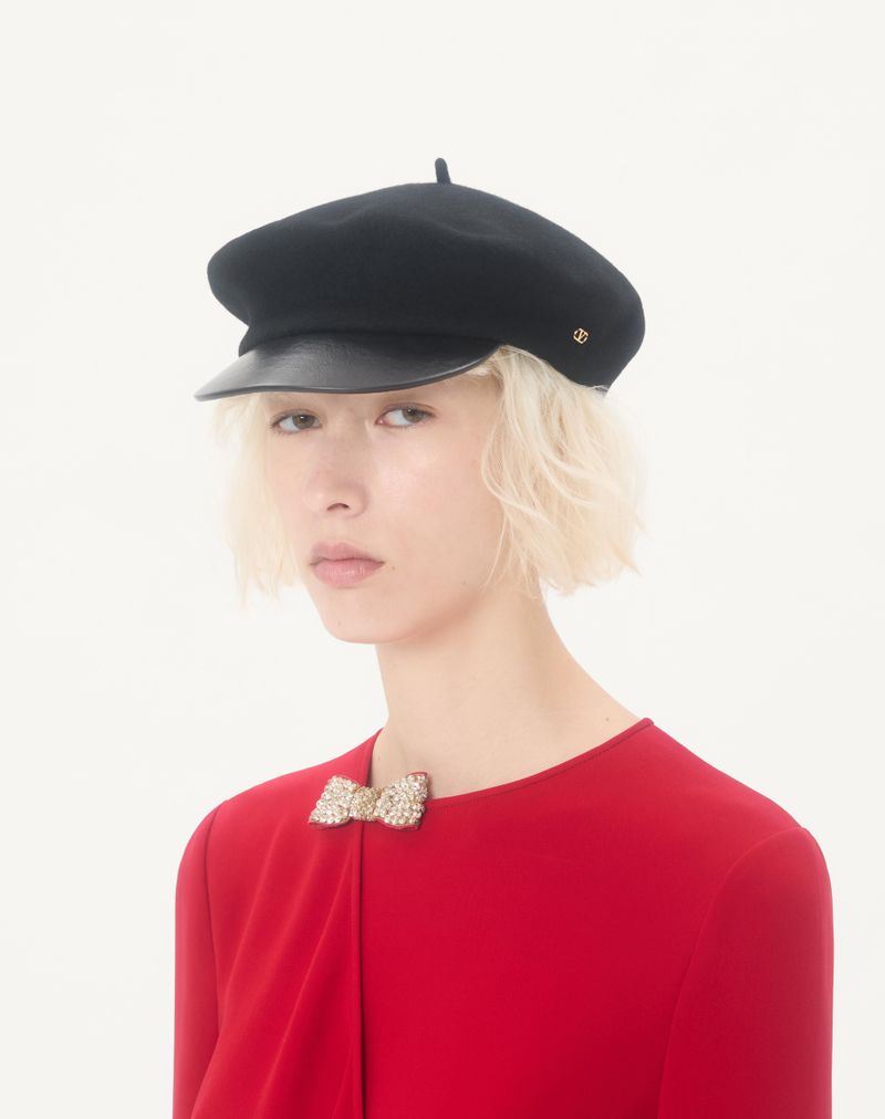 Gorro de lã Valentino Garavani VLogo Signature com aba de couro