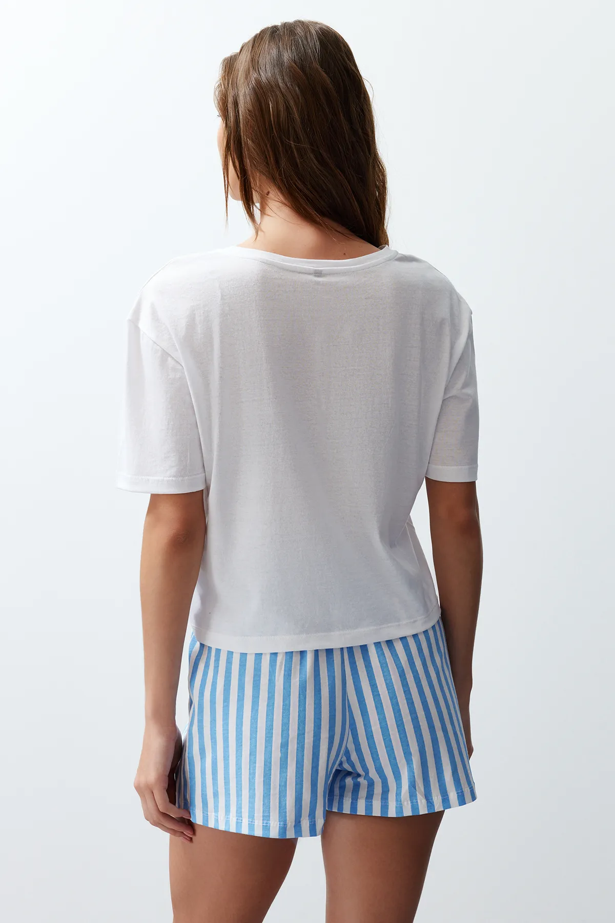 Trendyol Collection  Weiß-mehrfarbiges Pyjama-Set aus gestreiftem Strick für Damen, 100 % Baumwolle, für Paare THMSS24PT00175