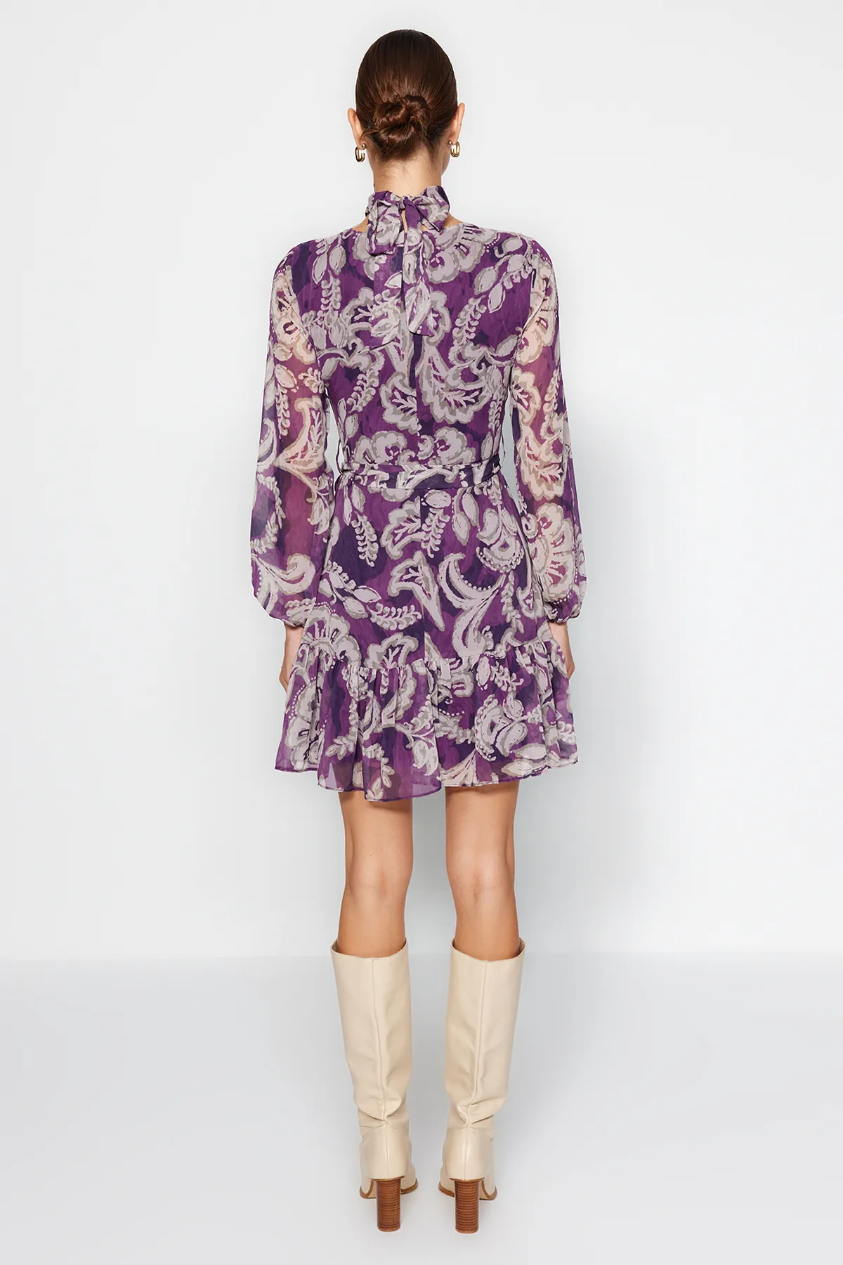 Trendyol Collection  Pflaumenfarbenes, gewebtes Kleid aus Chiffon mit Gürtel, Volants, Stehkragen und Futter TWOAW24EL00261