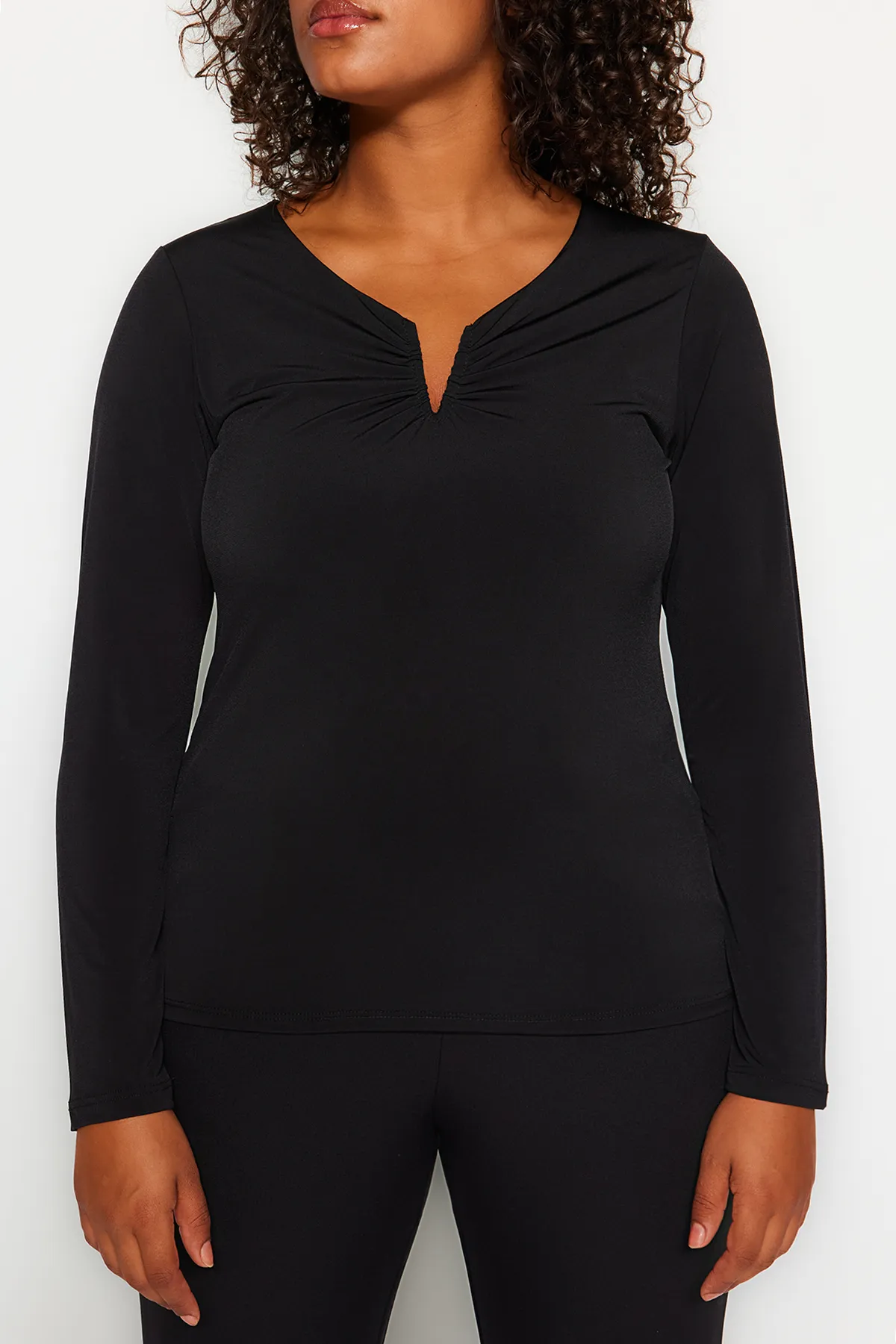 Trendyol Curve  Schwarze Sandy-Strickbluse mit V-Ausschnitt TBBAW24AF00030
