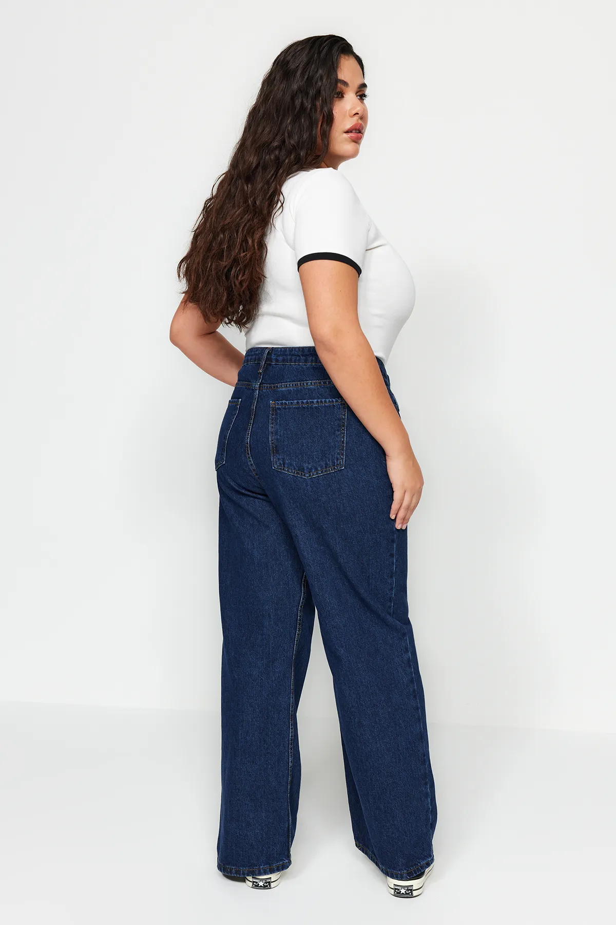 Trendyol Curve  Indigofarbene, weit geschnittene Jeans mit hoher Taille TBBAW23CJ00020