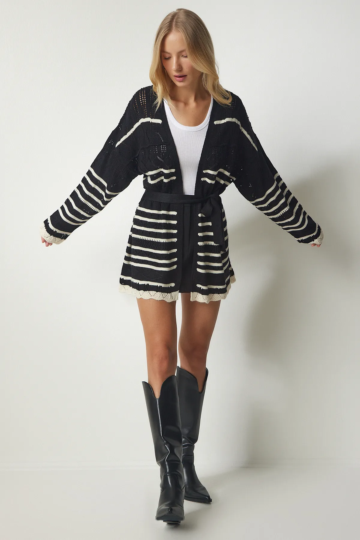 Happiness İstanbul  Schwarz gestreifter, durchbrochener Pullover-Cardigan für Damen PF00015