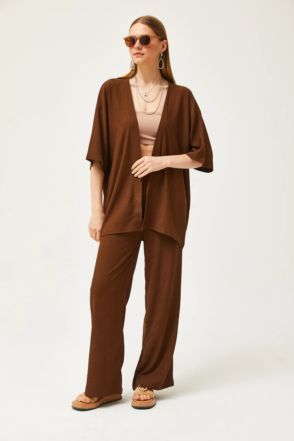 Olalook  Bitterbraunes Set aus Oberteil und Kimono sowie Hose für Damen TKM-19000280