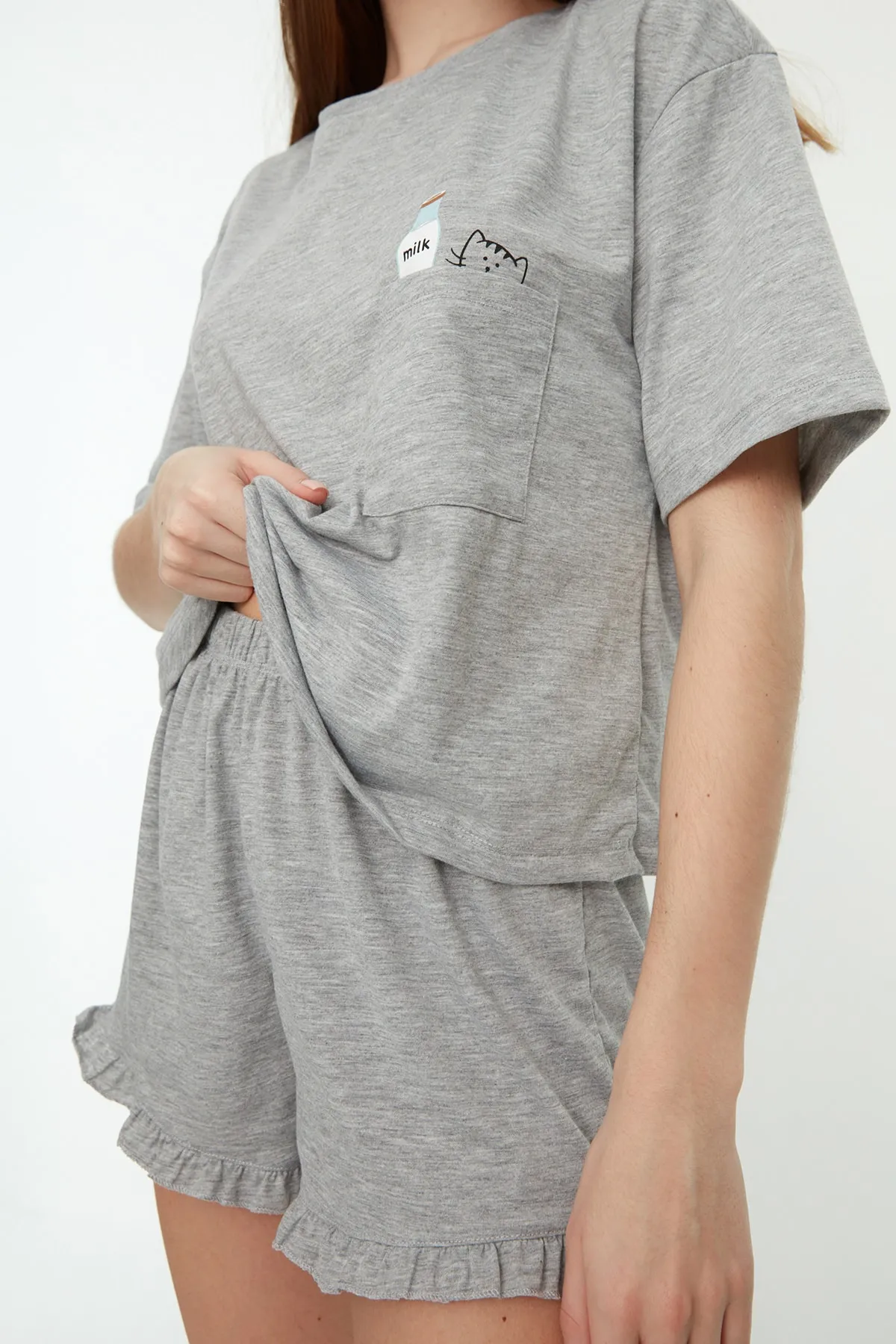 Trendyol Collection  Graues, bedrucktes T-Shirt-Shorts-Pyjama-Set aus gestrickter Baumwolle THMSS22PT0422