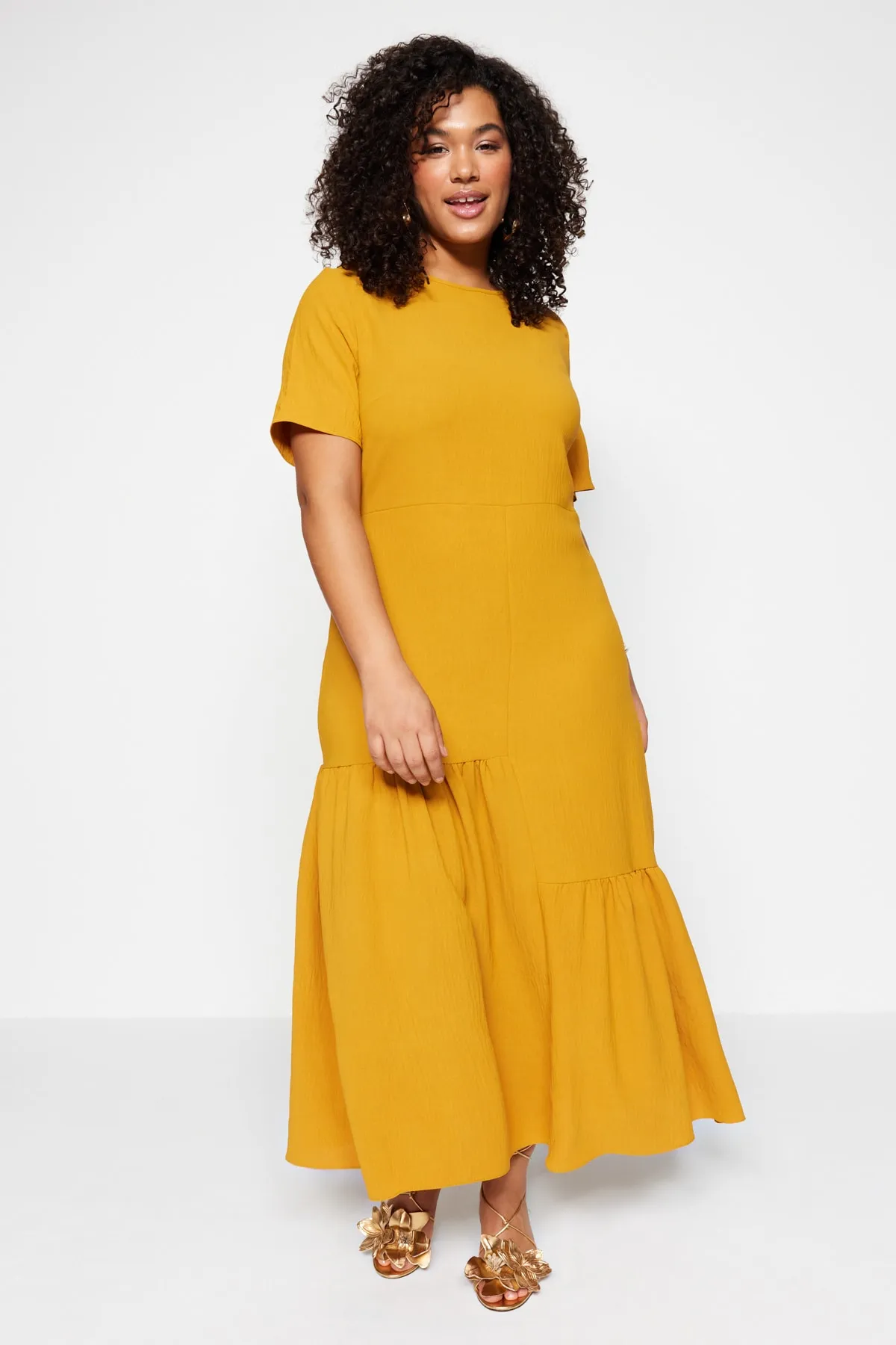 Trendyol Curve  Senfgelbes gewebtes Volantkleid TBBSS22EL1595