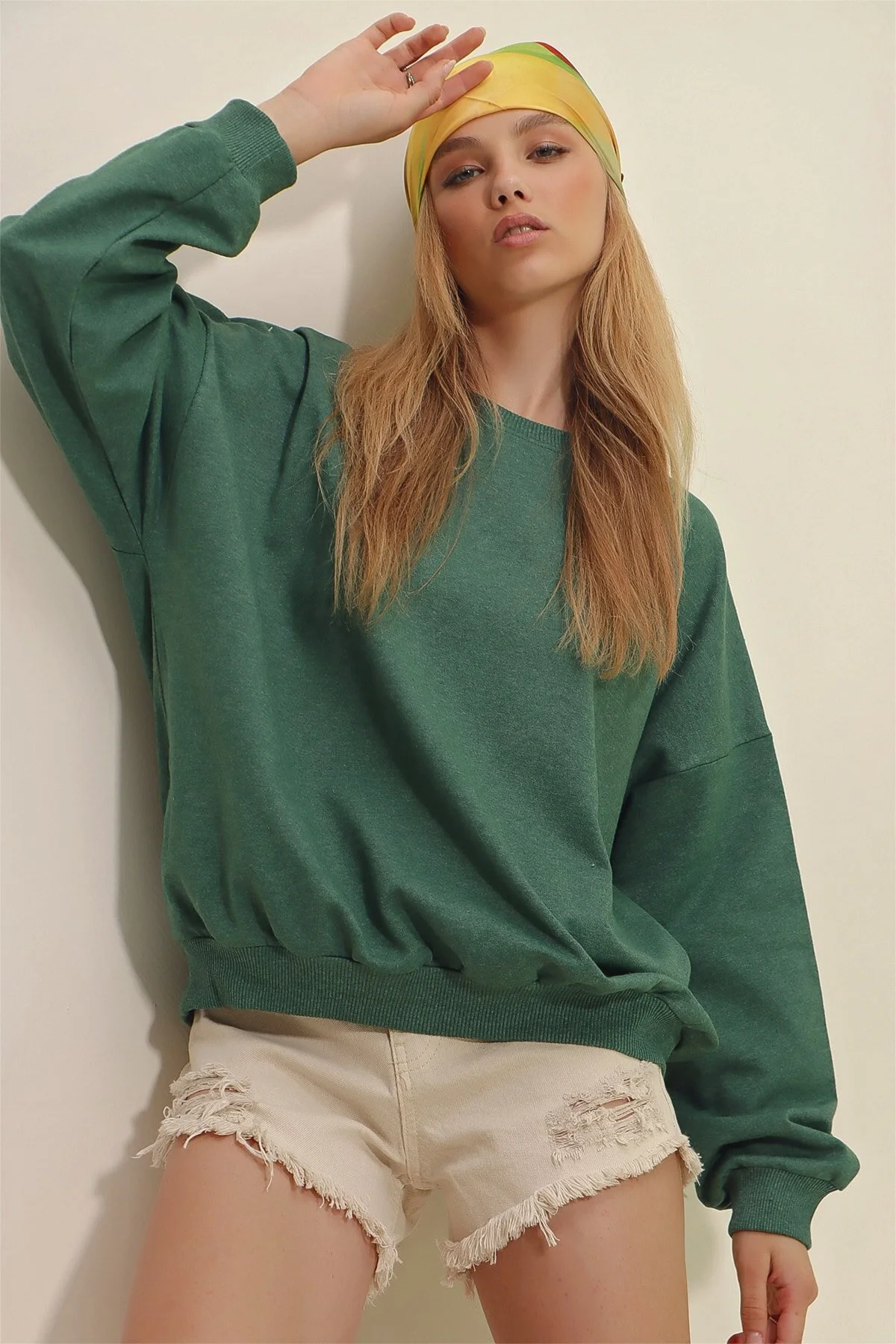 Trend Alaçatı Stili  Nefti Grünes Oversize-Sweatshirt mit Rundhalsausschnitt für Damen ALC-669-001