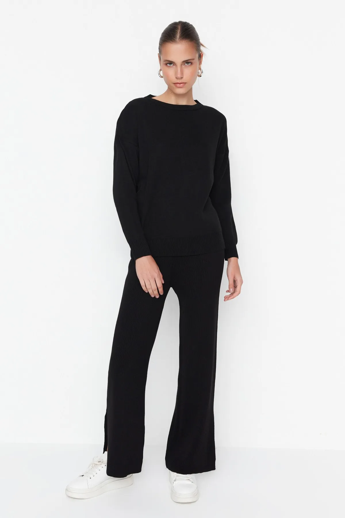 Trendyol Collection  Schwarzes, weit geschnittenes Basic-Hose-Set aus Strickoberteil und -unterteil TWOAW22AU0040