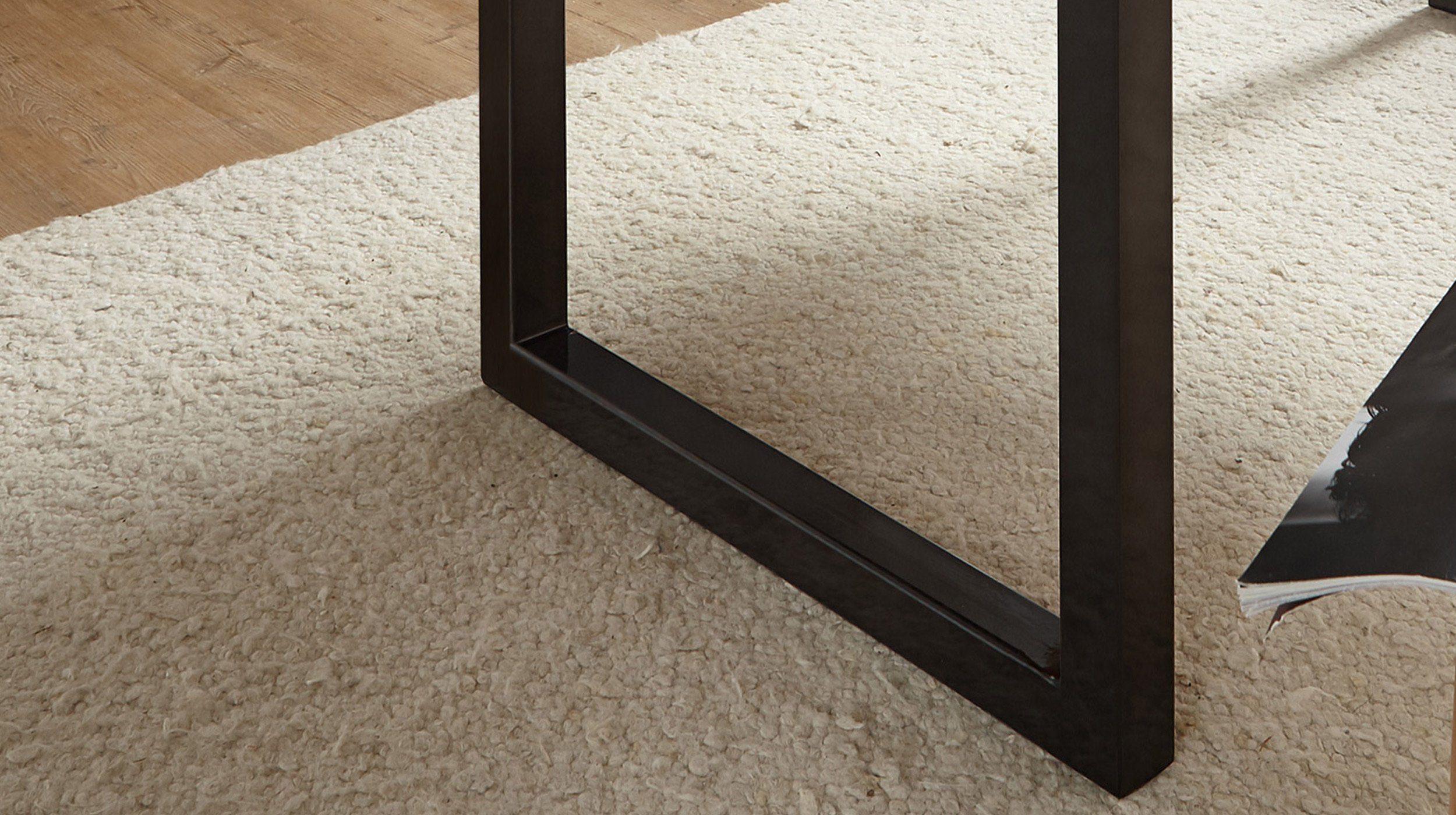 Massivart® Baumkantentisch TICO / Massivholz Akazienholz / 55 mm Tischplatte, Standbeine Kufengestell / Metall schwarz lackiert / Industrial Look