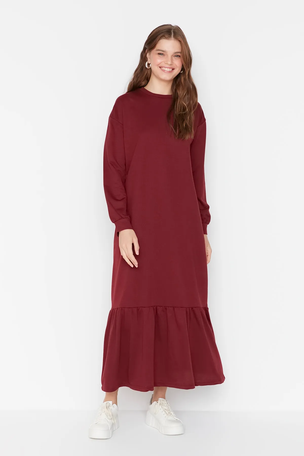Trendyol Modest  Weinrotes Strickkleid mit Rundhalsausschnitt und Raffung TCTSS22EL00000