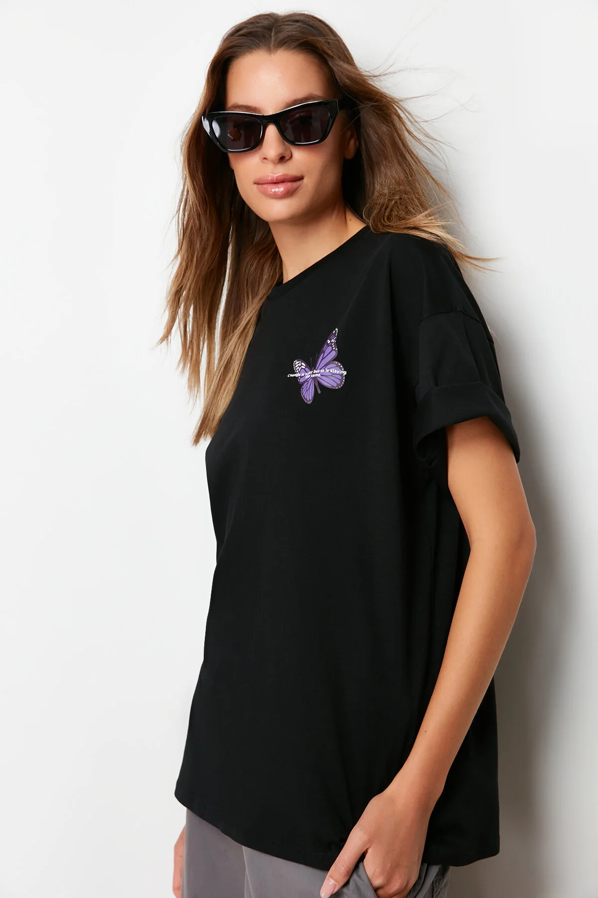 Trendyol Collection  Schwarzes Strick-T-Shirt mit Schmetterlingsdruck aus 100 % Baumwolle auf der Vorder- und Rückseite mit übergroßem/breitem Muster TWOSS23TS00188