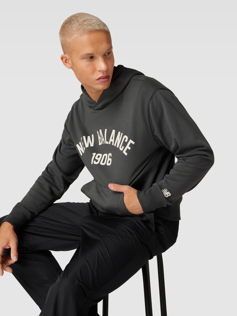 Hoodie mit Label-Print und Känguru-Tasche in anthrazit