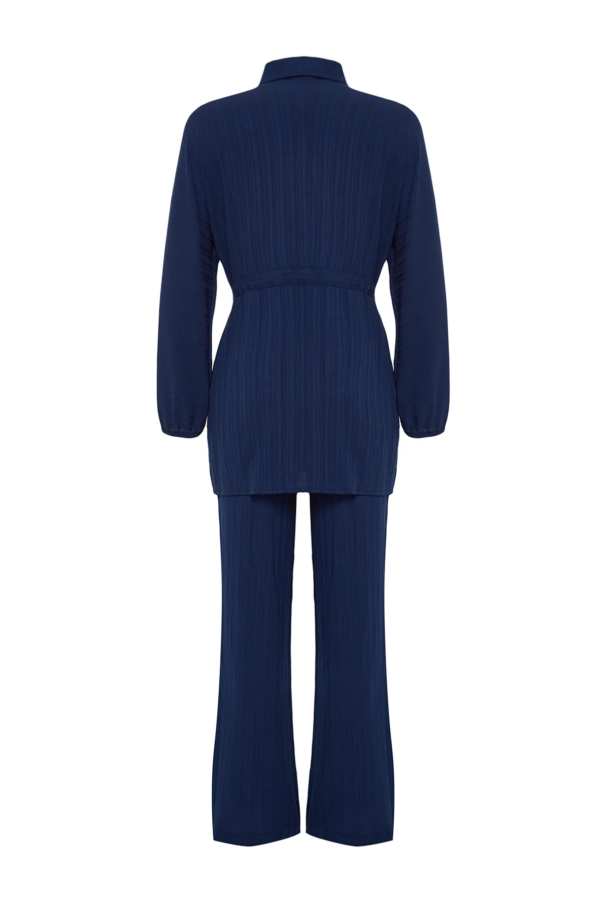 Trendyol Modest  Marineblaues Crinkle-Hemd-Hose-Set mit gewebter Unterseite und Oberteil TCTSS24US00019