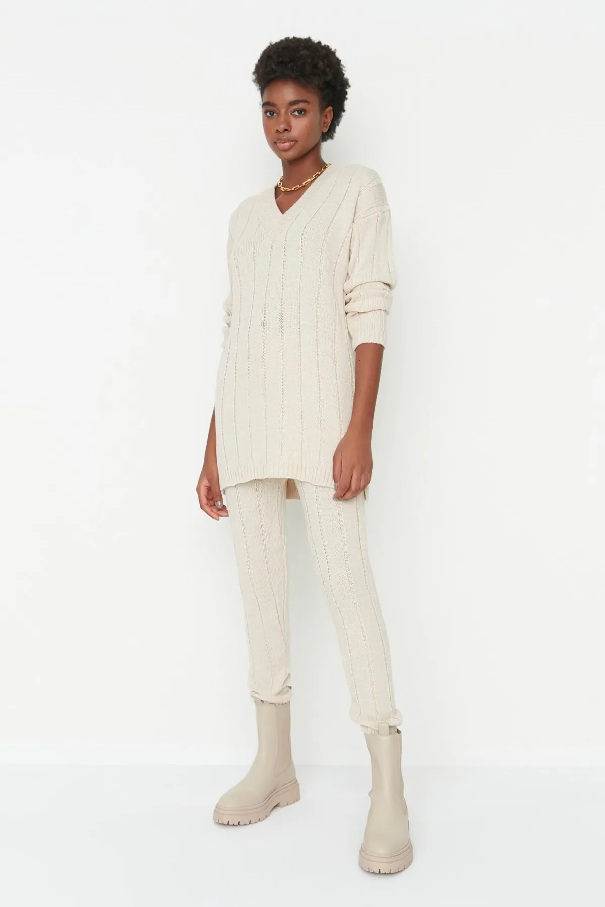 Trendyol Collection  Beiges Oversize-Set aus Pullover und Hose mit V-Ausschnitt und Strickoberteil