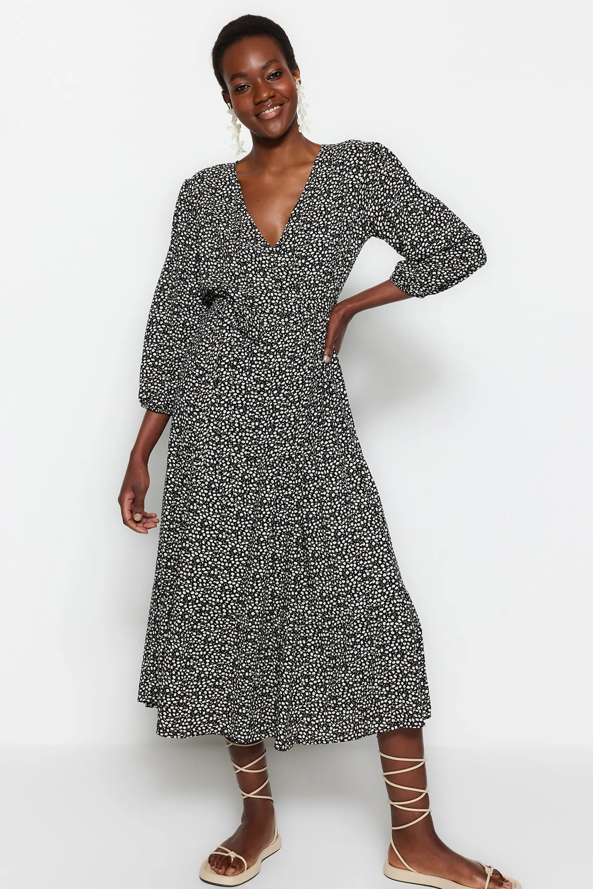 Trendyol Collection  Schwarzes, zweireihiges Maxi-Webkleid mit Blumenmuster TWOSS23EL01229