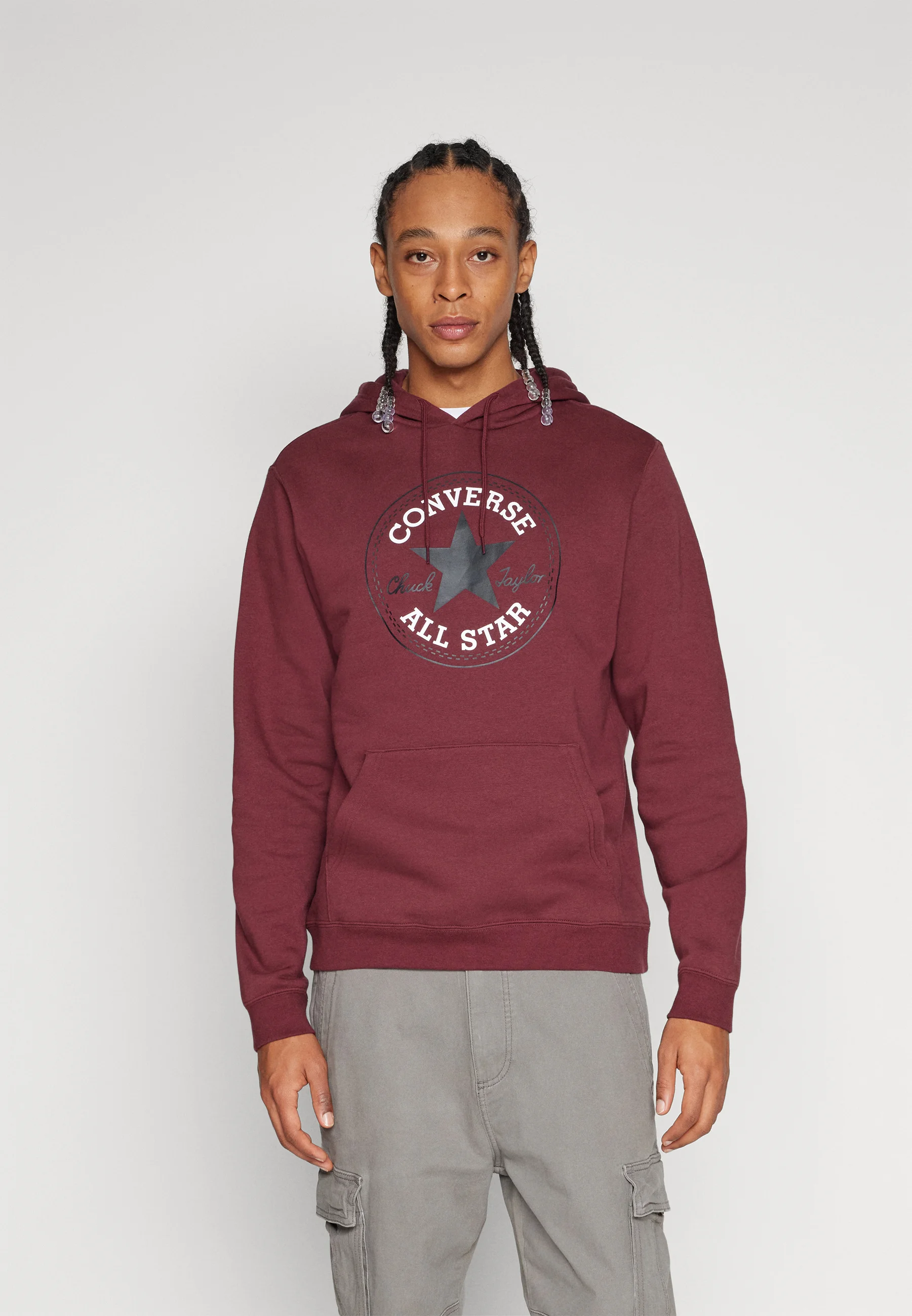 Sudadera con capucha Converse de ajuste estándar con parche Chuck Core grande en el centro del frente - Sudadera