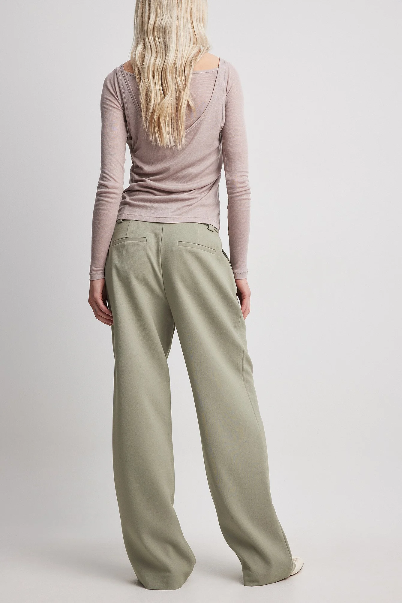 Anzughose mit mittelhoher Taille und Taschendetail