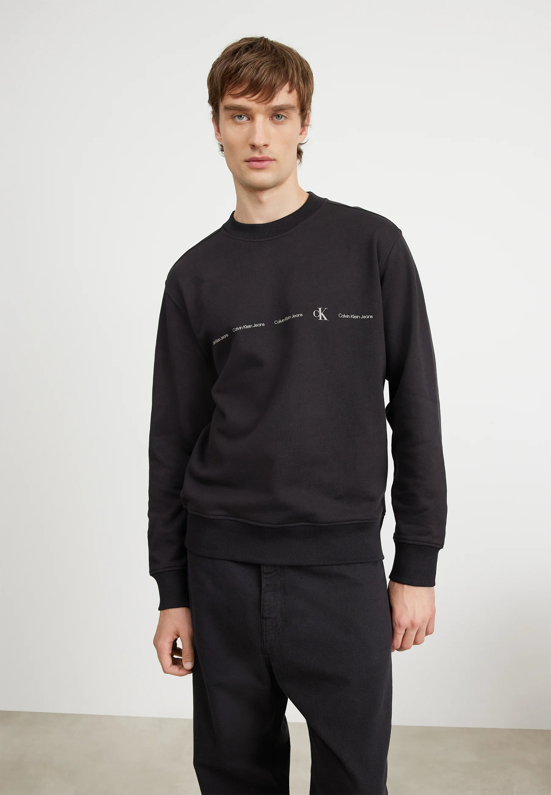 Sudadera con cuello redondo y logotipo repetido de Calvin Klein Jeans