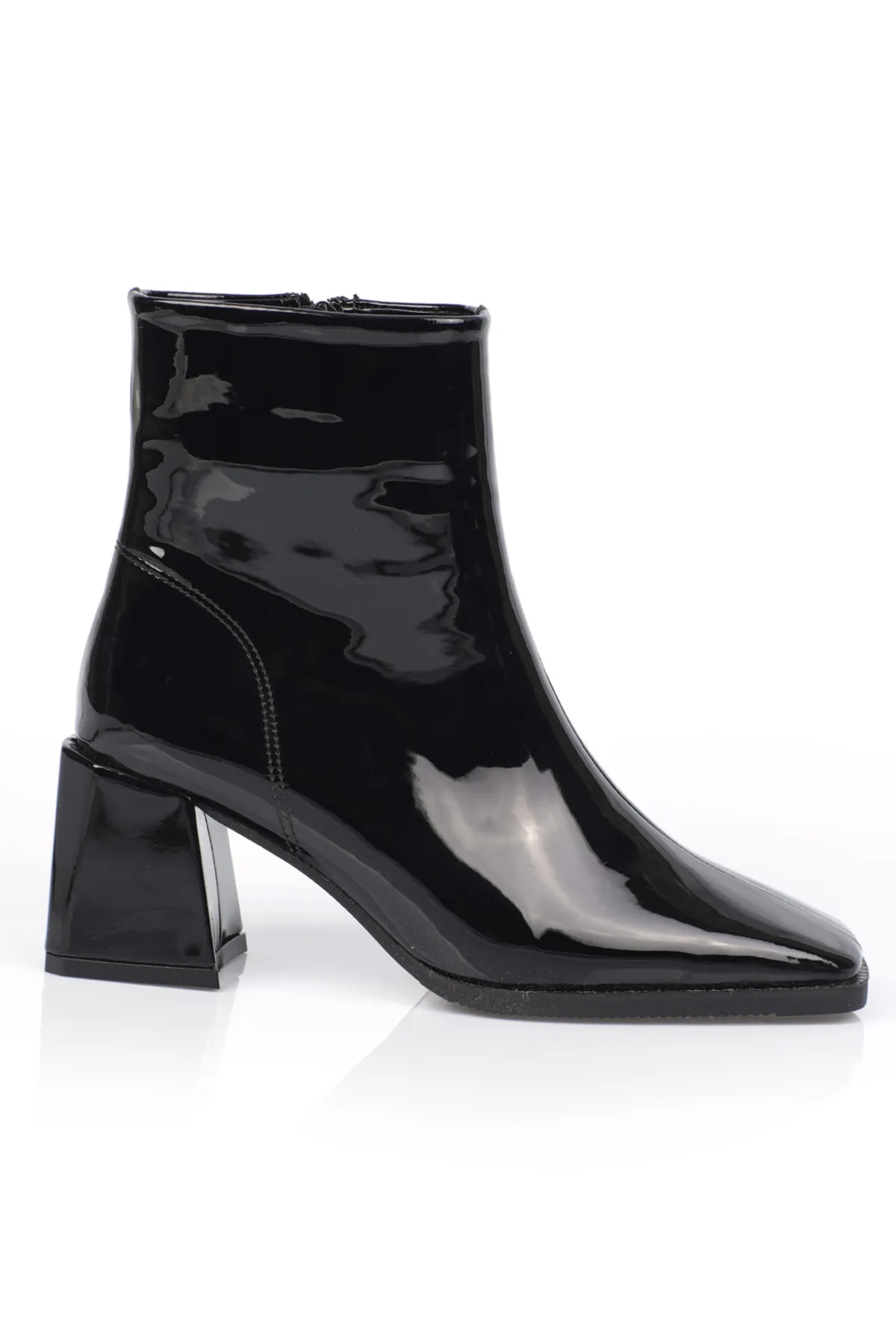 Capone Outfitters  Damenstiefel aus Lackleder mit stumpfer Zehenpartie und detailliertem Seitenreißverschluss