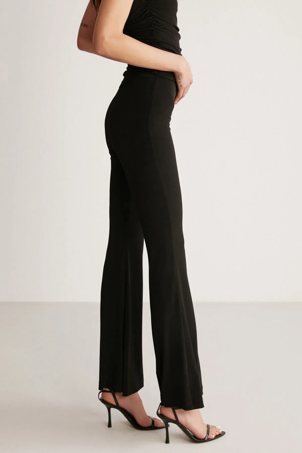 GRIMELANGE  Schwarze Damenhose von Krysten mit weitem Bein und elastischem Bund