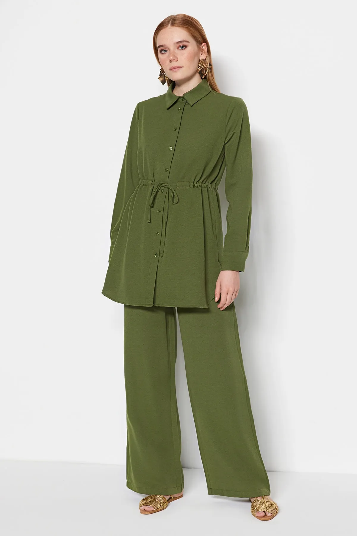 Trendyol Modest  Khakifarbenes Hemd-Hosen-Set aus gewebtem Aerobin-Leinen-Look mit geraffter Taille TCTSS23US00032