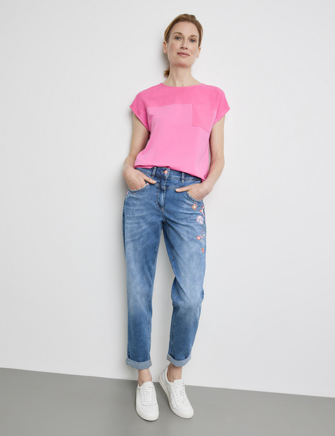 T-Shirt mit Material-Patch und Ziersteinchen
