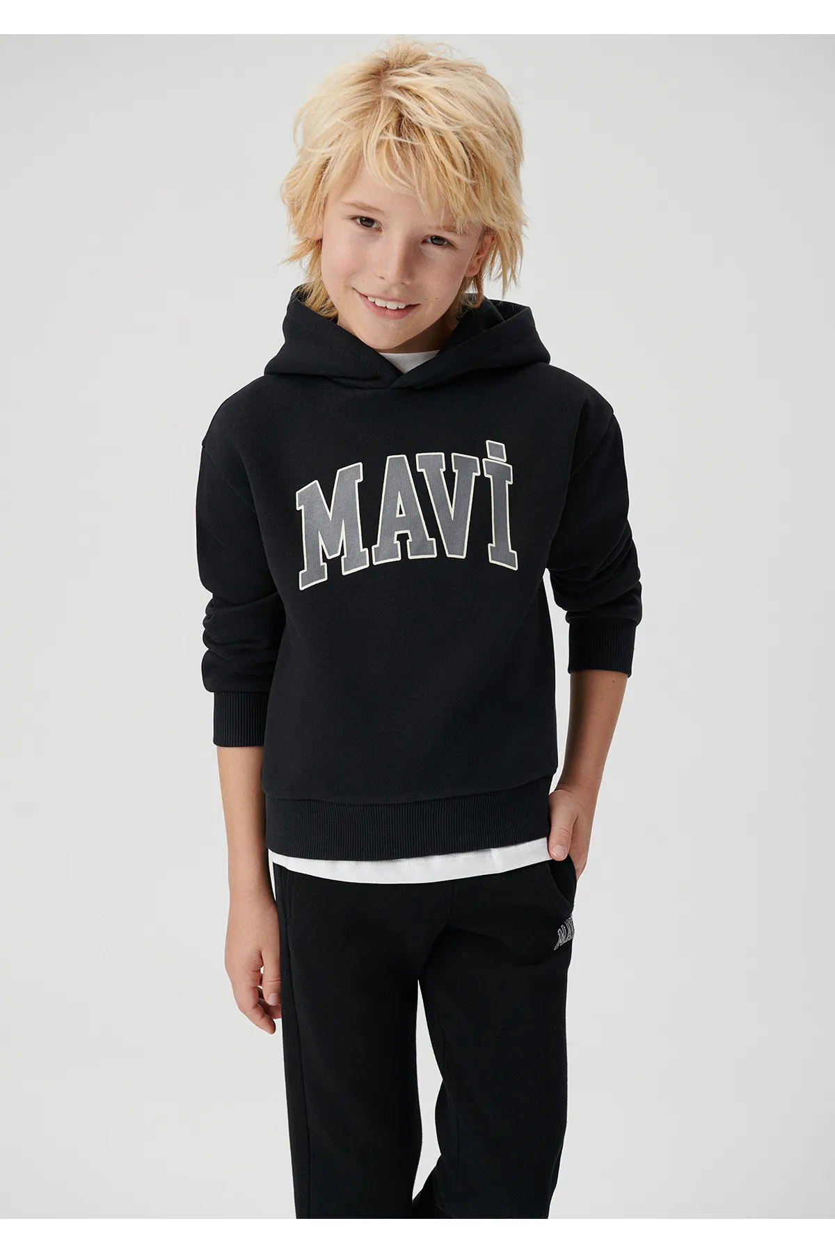 Mavi  Schwarzes Kapuzen-Sweatshirt mit Logo-Print 6610110-900