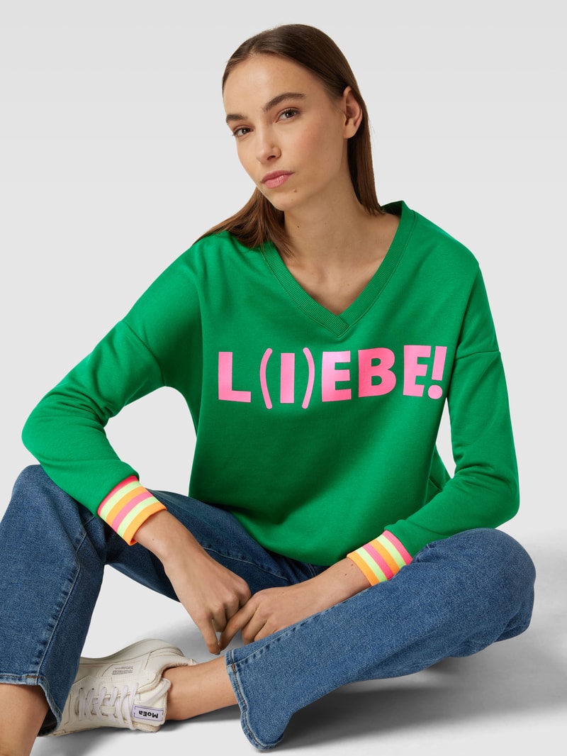 Sweatshirt mit Statement-Print und V-Ausschnitt Modell 'L(I)EBE!' in grün