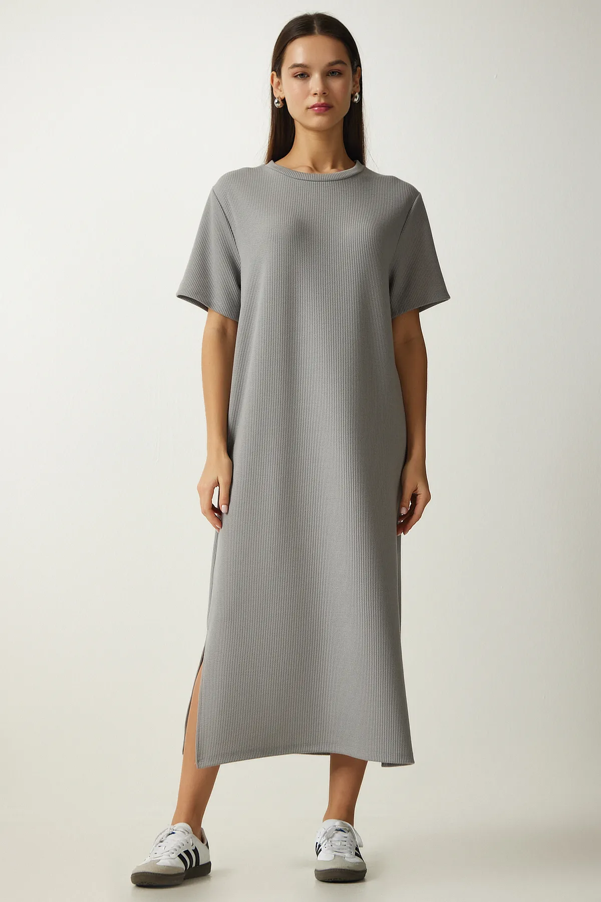 Happiness İstanbul  Graues geripptes Strickkleid mit Rundhalsausschnitt für Damen DZ00111
