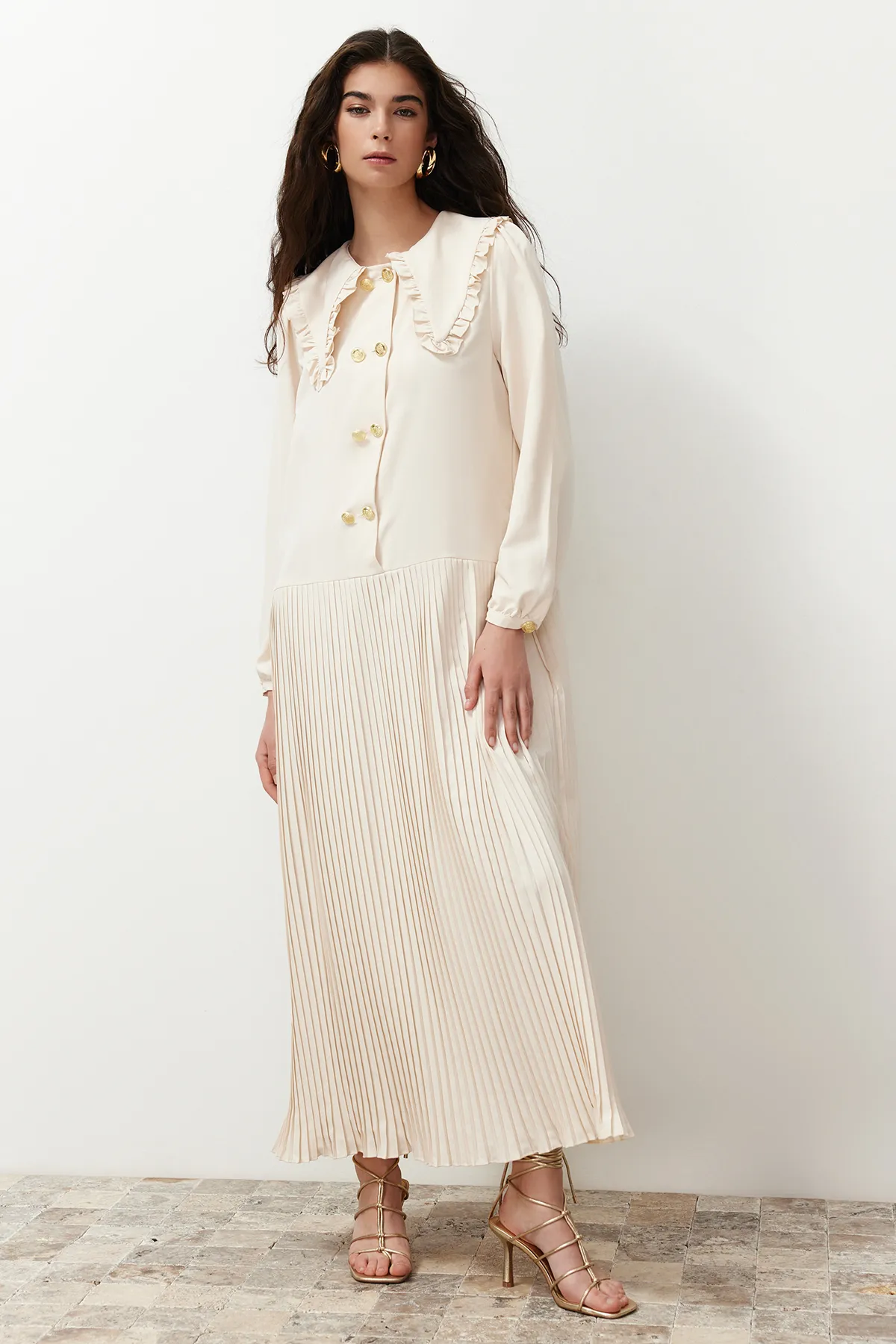 Trendyol Modest  Beiges plissiertes Kleid aus Webstoff mit Babykragen und goldenen Knöpfen TCTSS24EB00196
