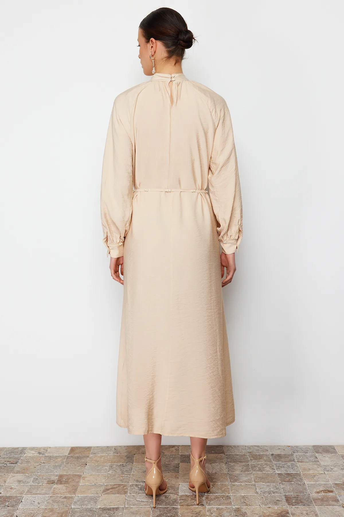 Trendyol Modest  Puderfarbenes, gewebtes Kleid mit Stehkragen und Perlengürtel TCTSS24EB00125