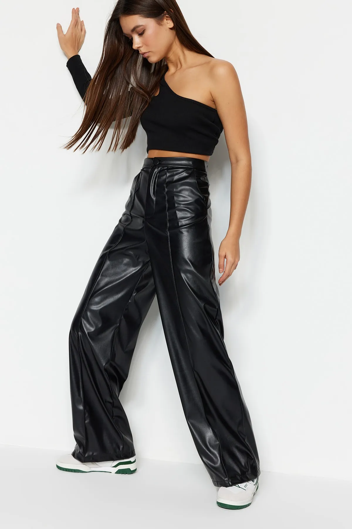 Trendyol Collection  Schwarze Kunstlederhose mit weitem Bein/gerippter Hose mit hoher Taille und weitem Bein TWOSS23PL00131