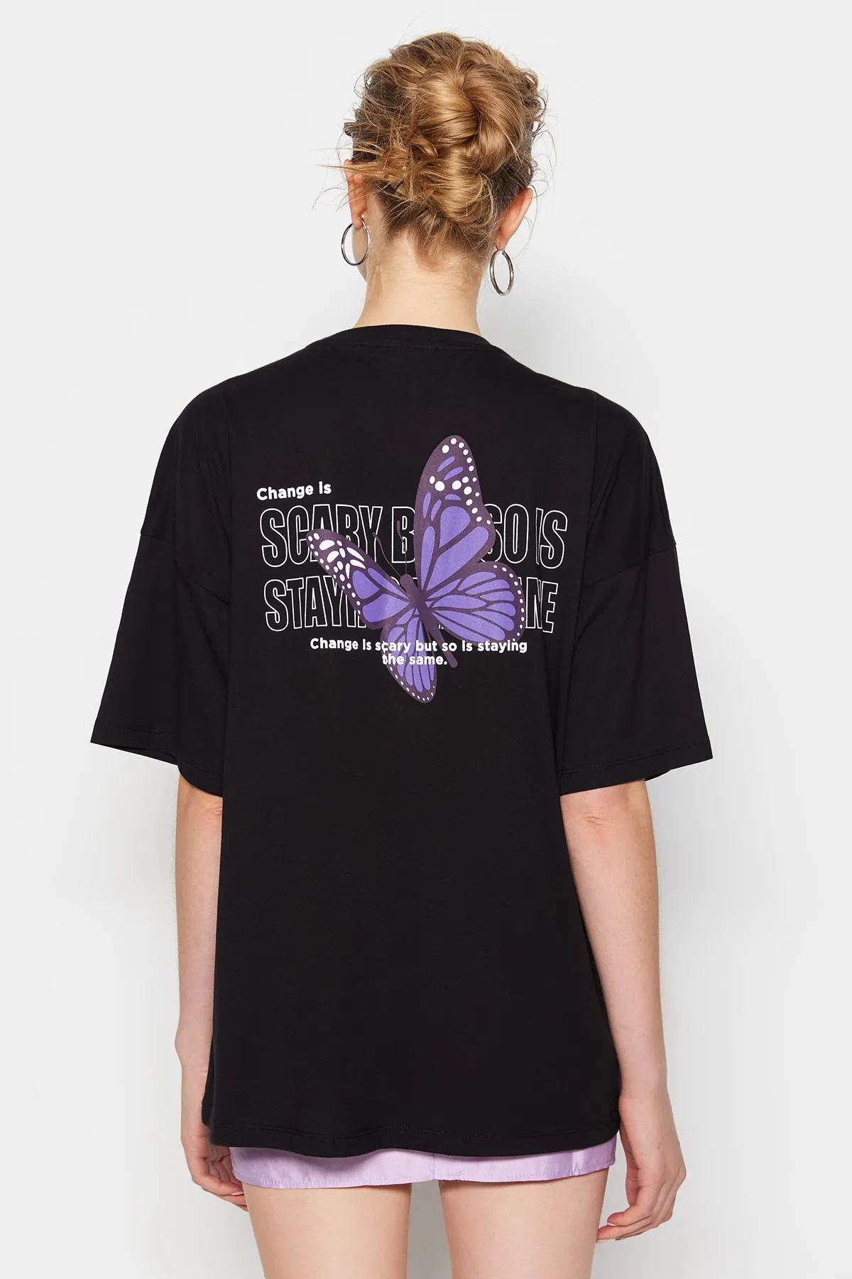 Trendyol Collection  Schwarzes Strick-T-Shirt mit Schmetterlingsdruck aus 100 % Baumwolle auf der Vorder- und Rückseite mit übergroßem/breitem Muster TWOSS23TS00188