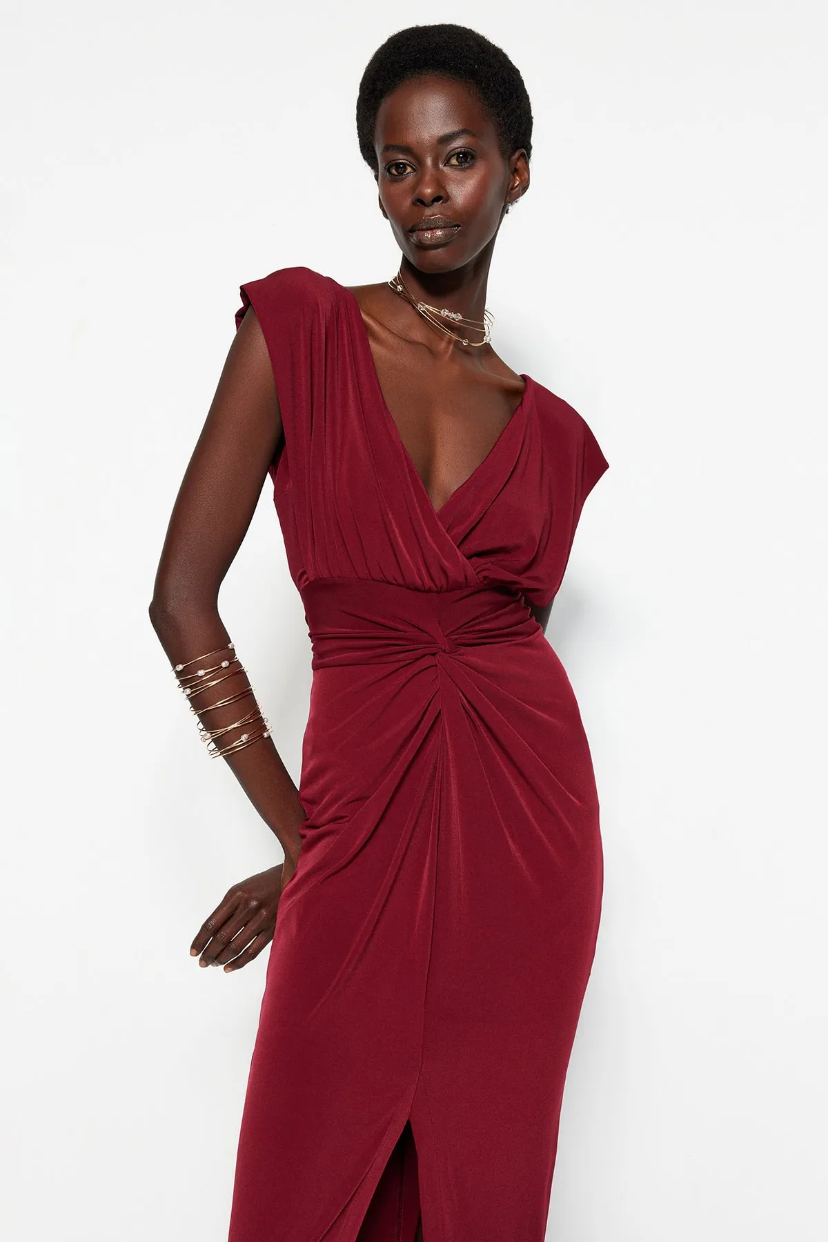 Trendyol Collection  Burgunderrotes, gefüttertes, langes Abendkleid mit Strickpaspelierung TPRSS22AE0034