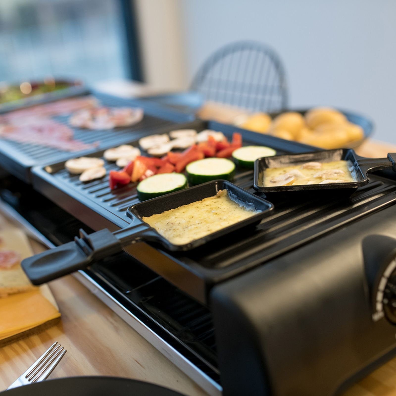 LIVOO Raclette LIVOO Raclette-Grill Raclette-Party-Set 12 Personen DOC185, 12 Raclettepfännchen, 1800,00 W, Antihaftbeschichtung, abnehmbare Grillplatten, rutschfeste Füße