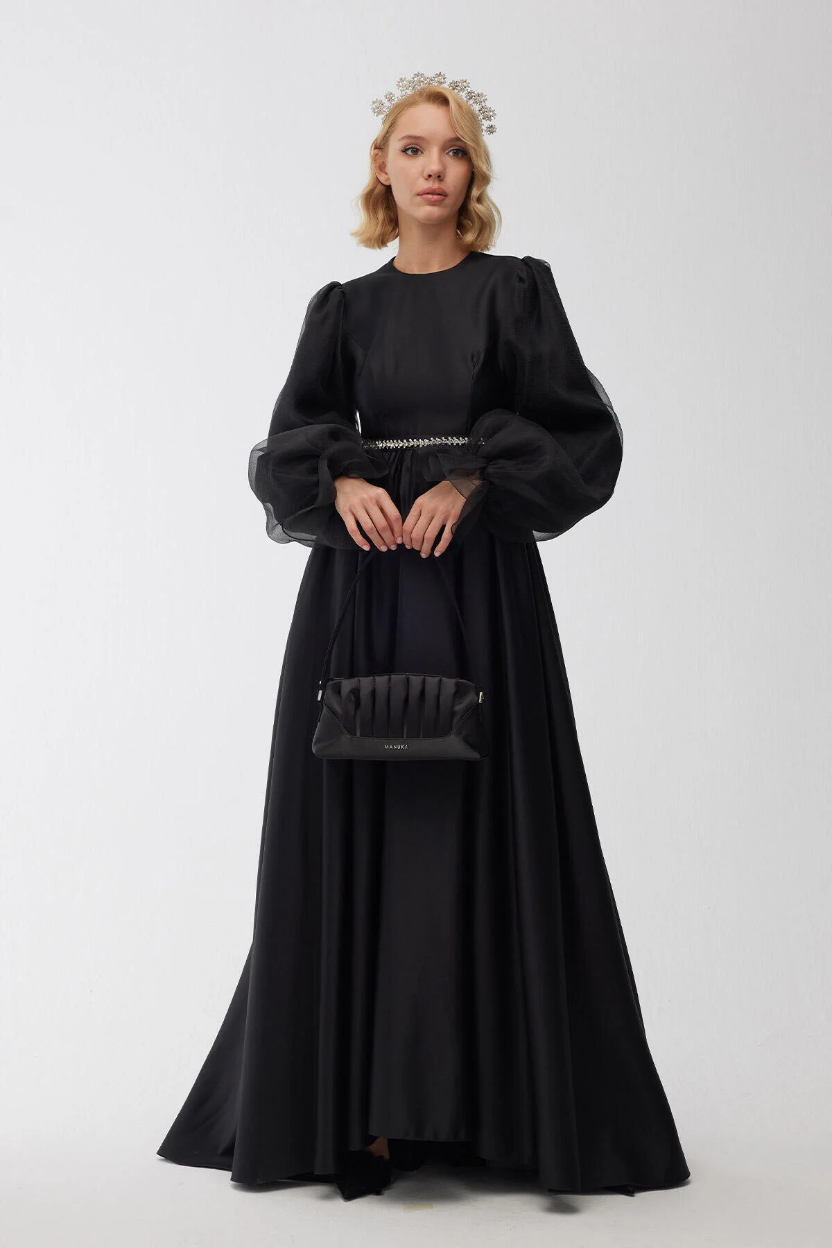 Manuka  Abendkleid aus Satin mit Steingürtel in Schwarz