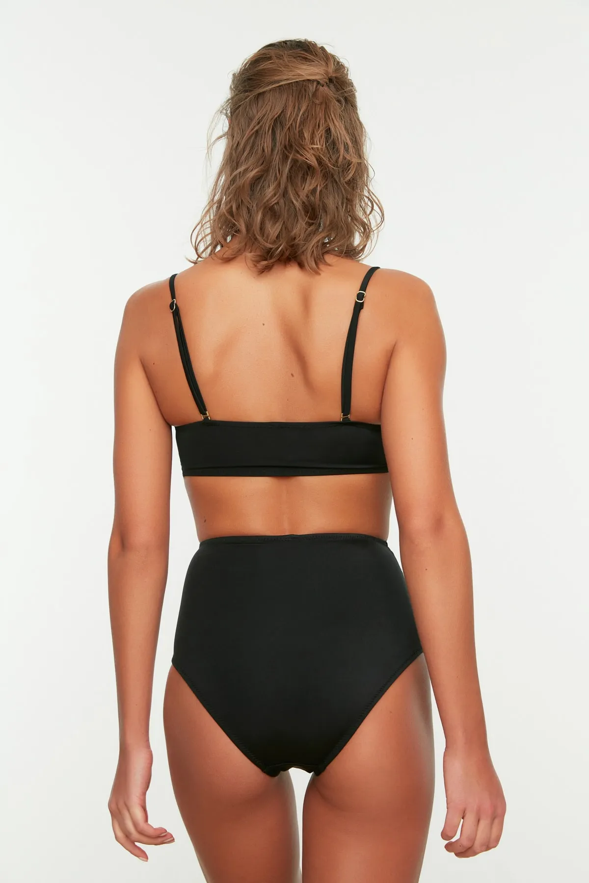Trendyol Collection  Schwarze Hipster-Bikinihose mit hohem Bund und Gürtel TBESS20BA0246