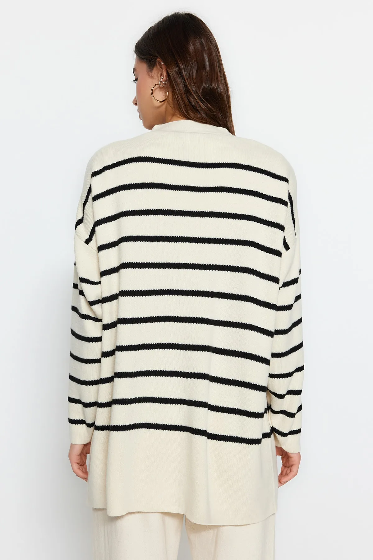 Trendyol Modest  Steinschwarz gestreifte Strickjacke TCTAW24TH00012