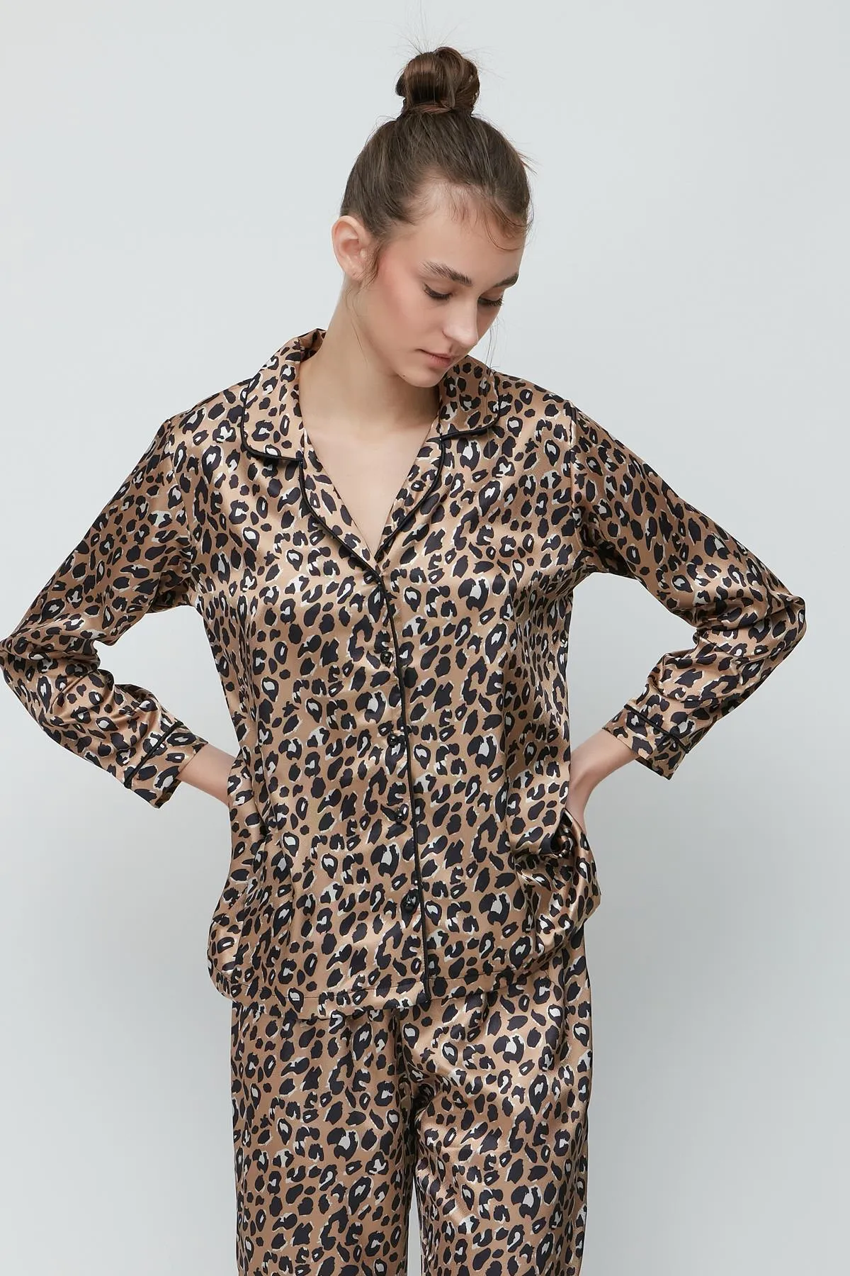C&City  Gemustertes 7-teiliges Satin-Pyjama-Set 9550 Braun/Leopard