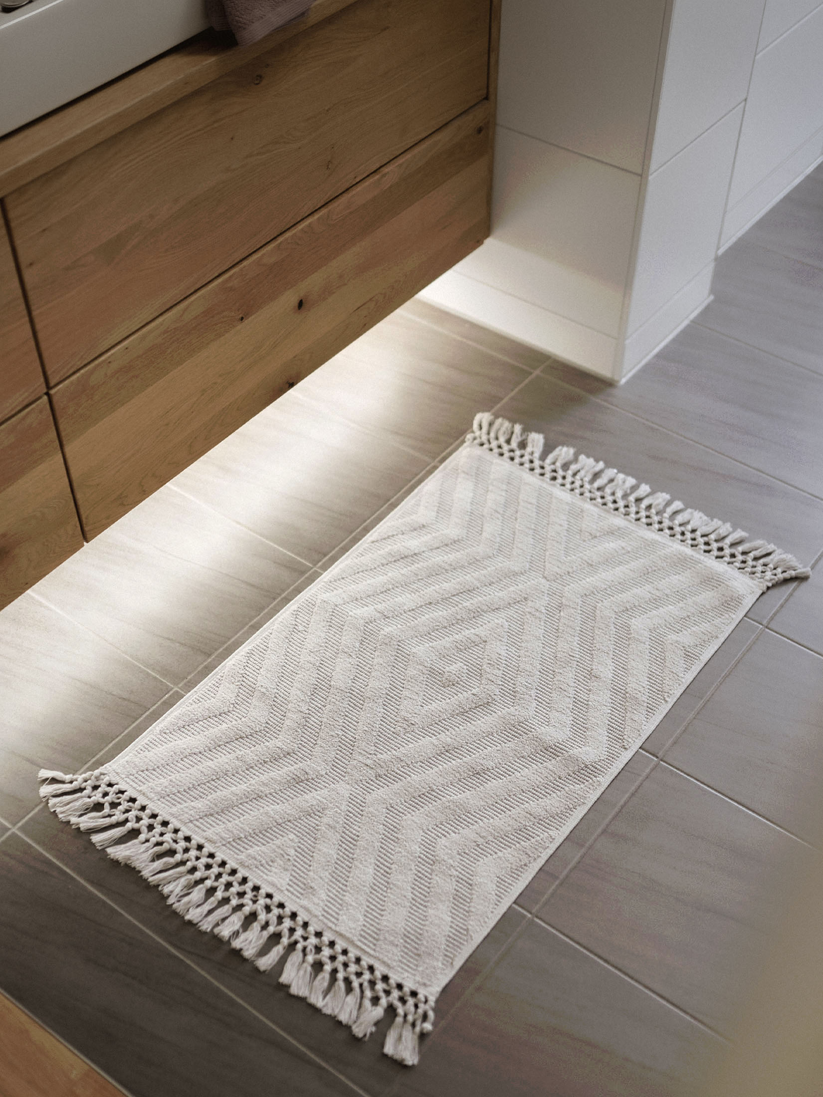 Manya Badematte, Offwhite