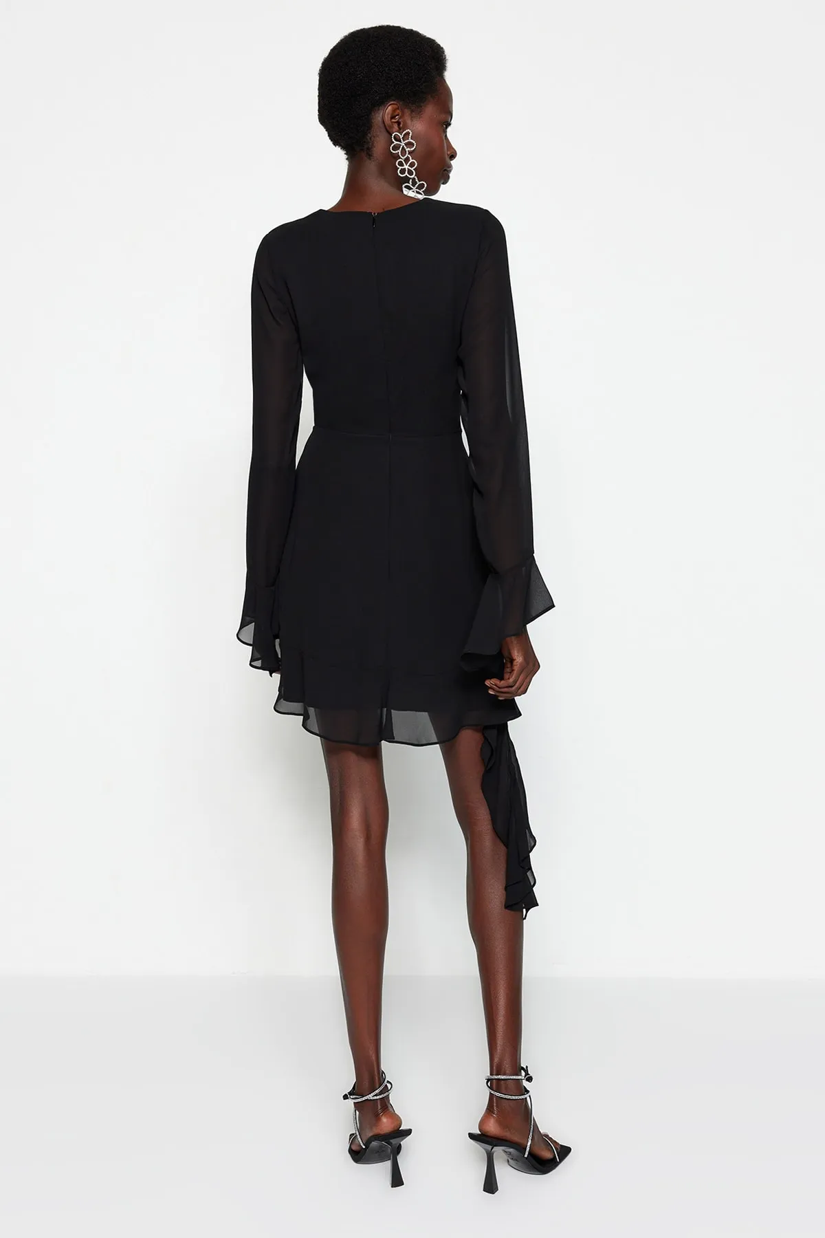 Trendyol Collection  Schwarzes elegantes Abendkleid aus Chiffon mit offener Taille/Skater-Futter TPRSS23EL00160