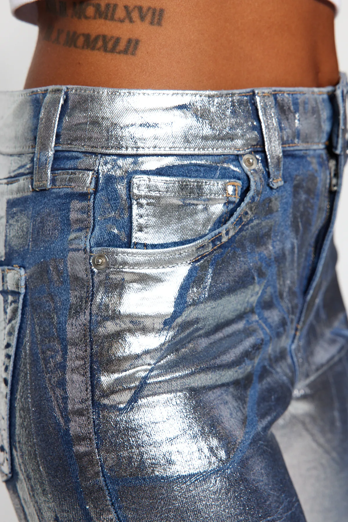 Trendyol Collection  Graue, glänzende, metallisch bedruckte Röhrenjeans mit hoher Taille TWOAW24JE00223