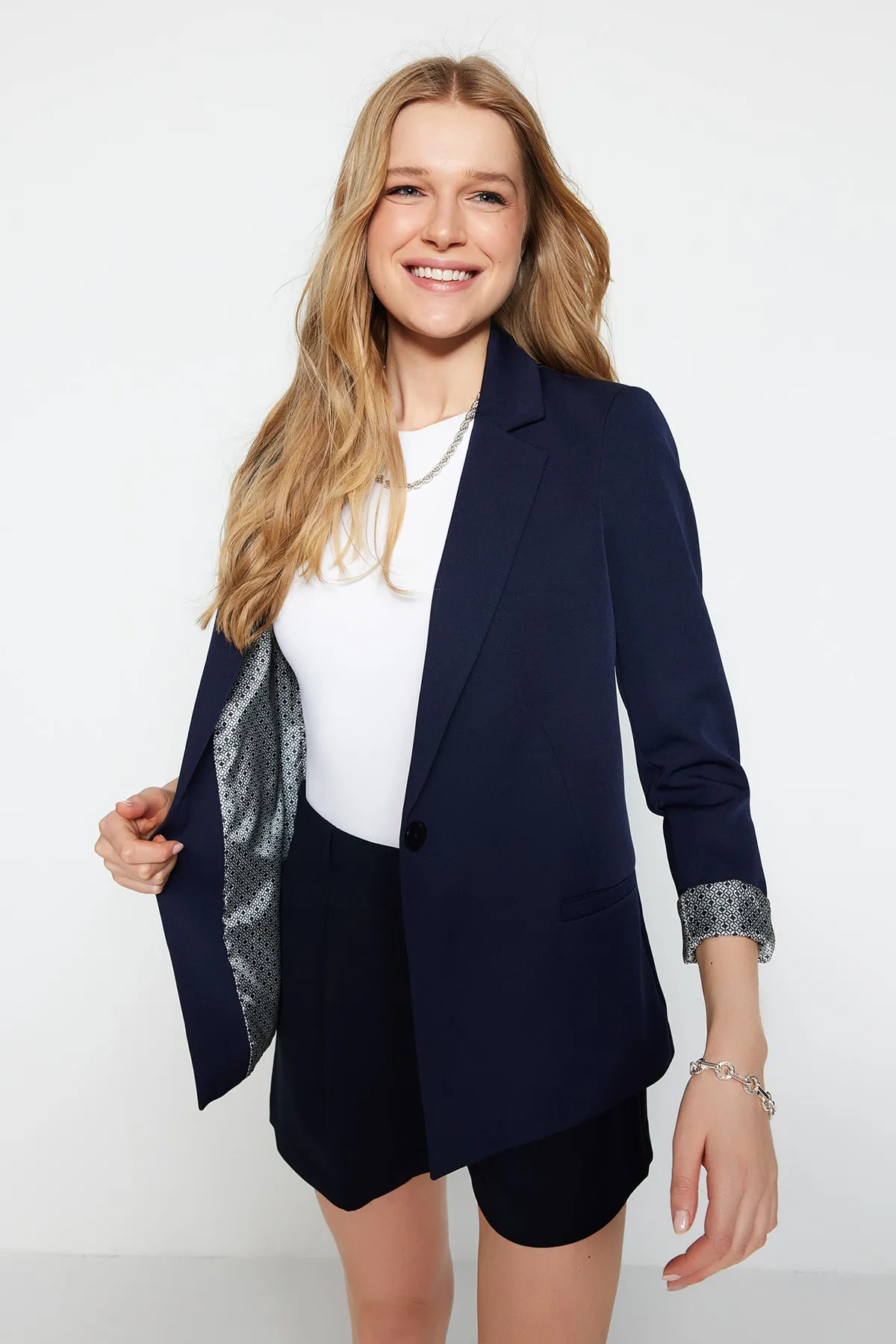 Trendyol Collection  Marineblaue Blazerjacke mit normalem Futter und detailliertem Webmuster TWOAW20CE0316