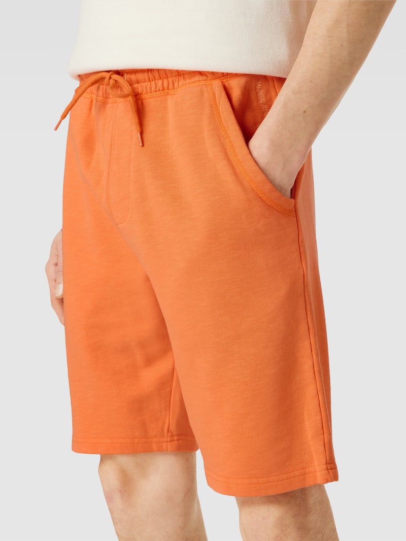 Shorts mit seitlichen Eingrifftaschen in lachs