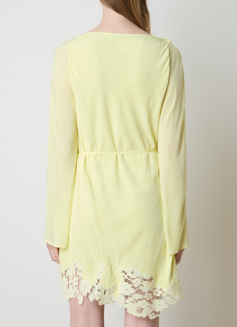 Rochie scurtă de la Acne Studios cu crăpături și broderie florală.