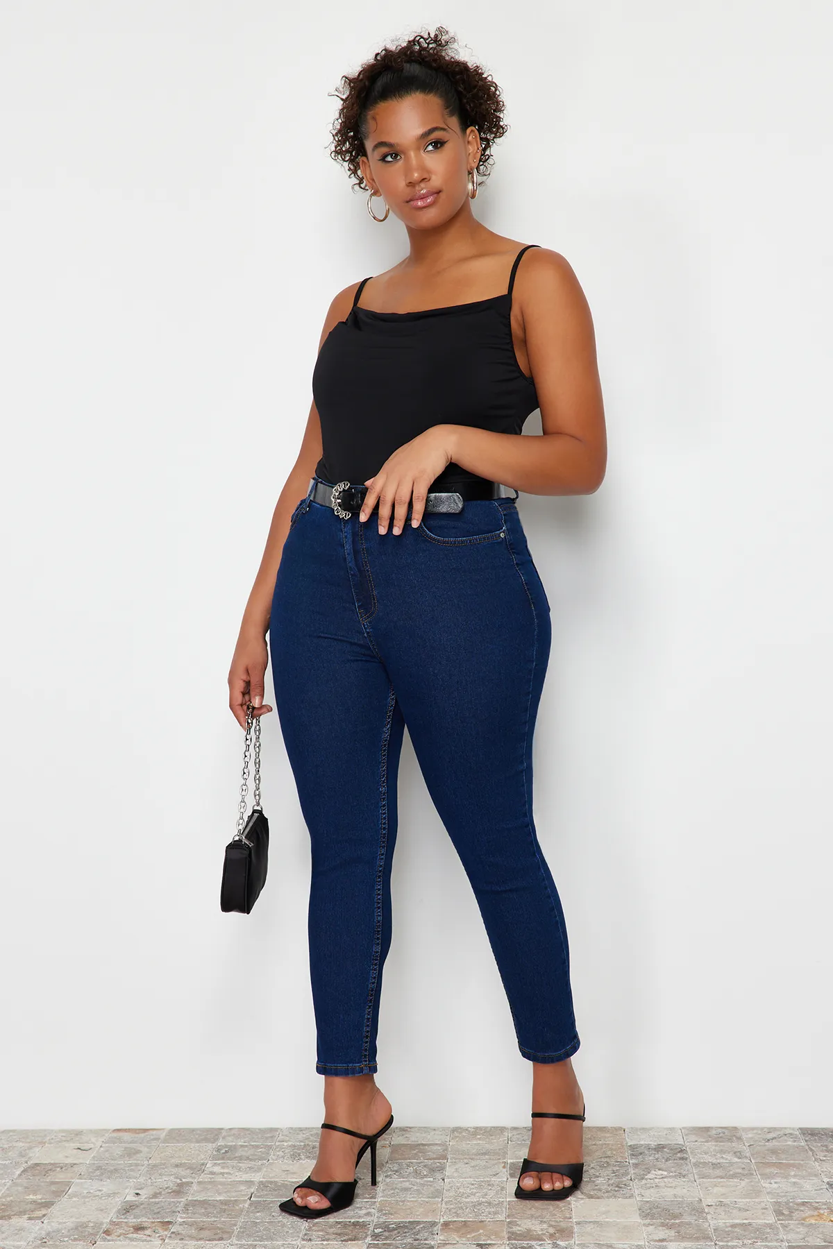 Trendyol Curve  Blaue, extra flexible Röhrenjeans TBBSS24CJ00006