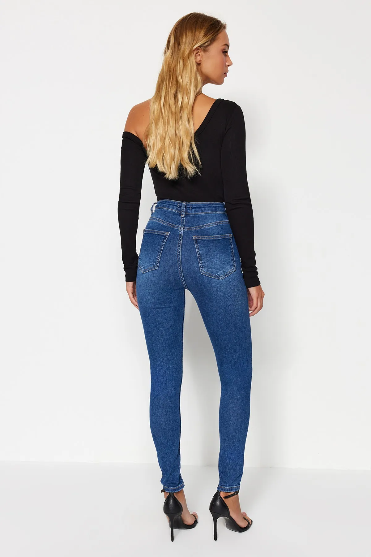 Trendyol Collection  Dunkelblaue Skinny Jeans mit hoher Taille TWOAW24JE00081