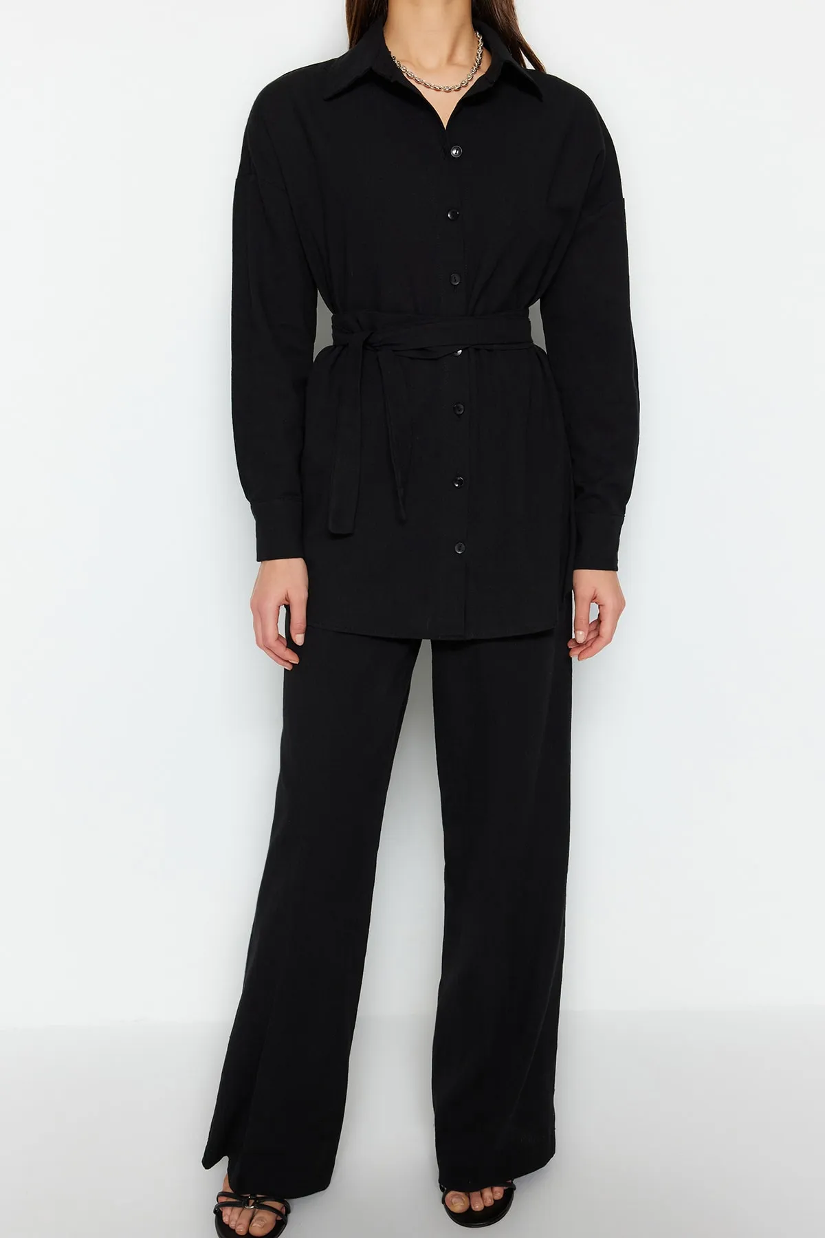 Trendyol Collection  Schwarzes gewebtes Oberteil und Unterteil mit Gürtel TWOSS23AU00072