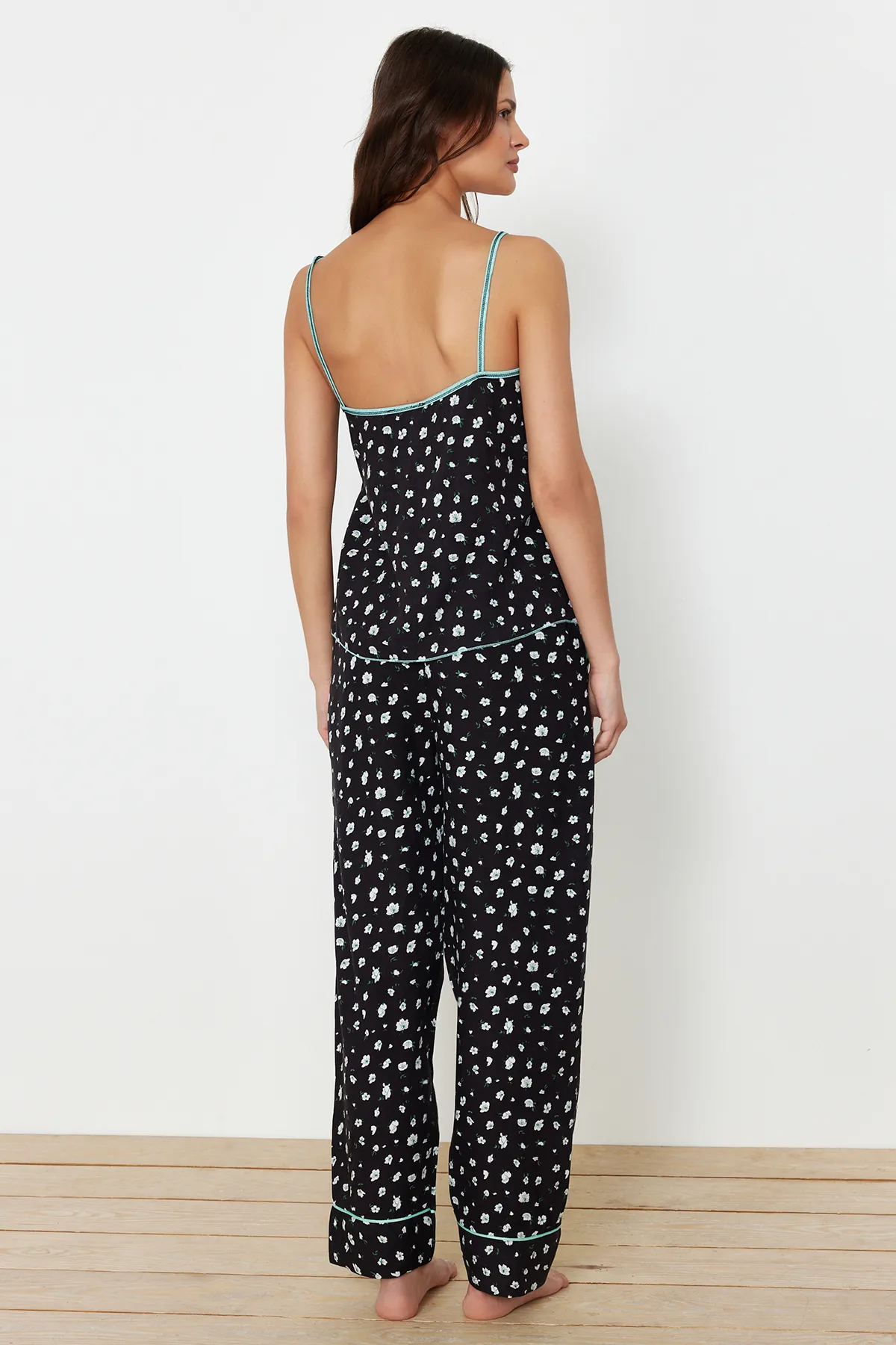 Trendyol Collection  Schwarzes Pyjama-Set mit Blumenmuster, 100 % Baumwolle, Kordelriemen, THMSS24PT00305