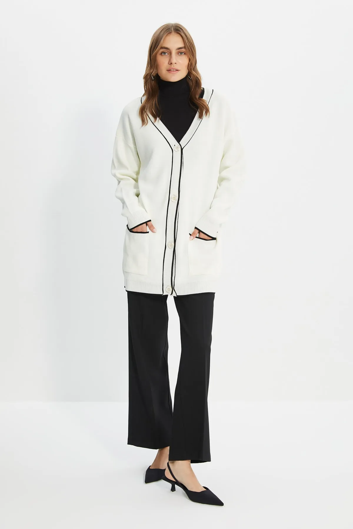 Trendyol Modest  Ecrufarbene Strickjacke mit kontrastierender Paspelierung TCTAW22TH0014