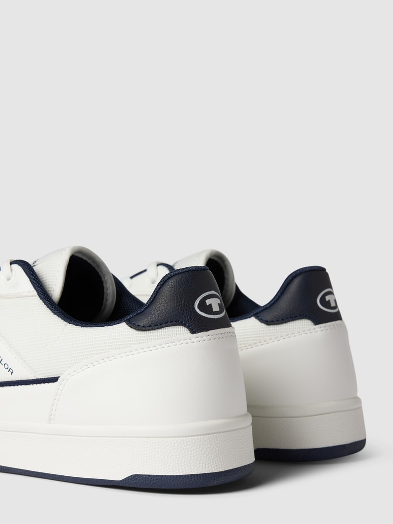 Sneaker mit Label-Details in weiß